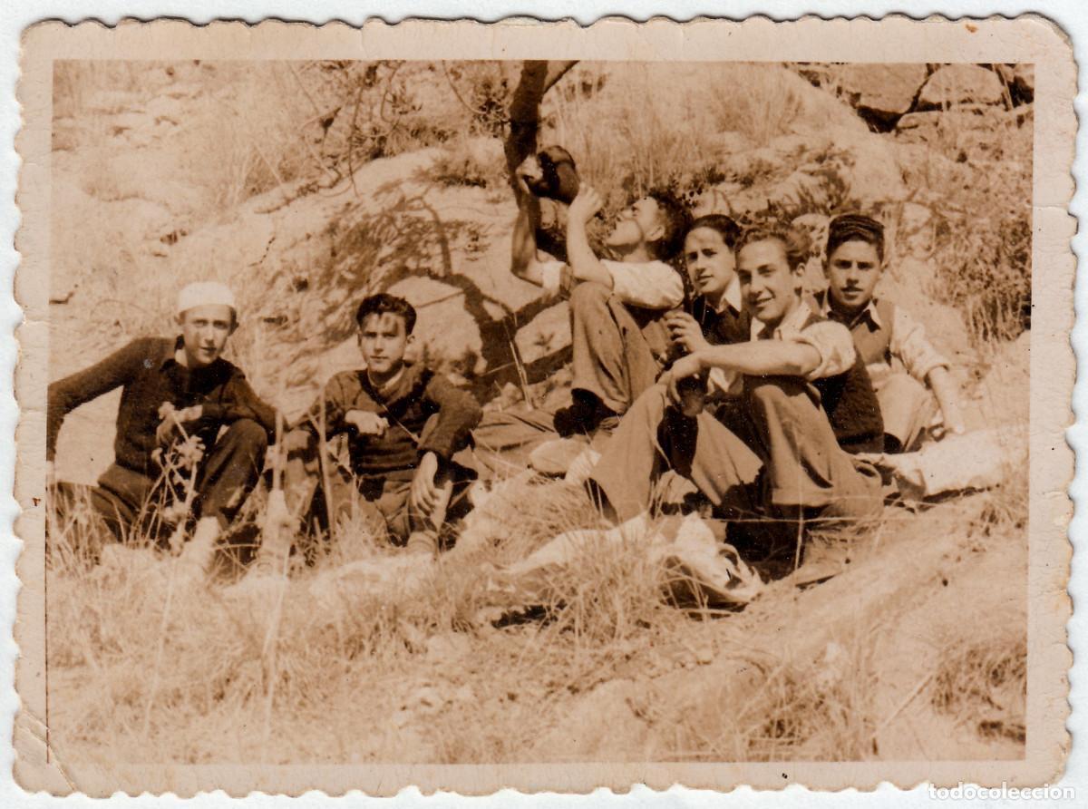 Photographie ancienne: Chicos bebiendo en bota. Recuerdo de la Magdalena. Wamba, Castell&oacute;n. A&ntilde;os 40 sf