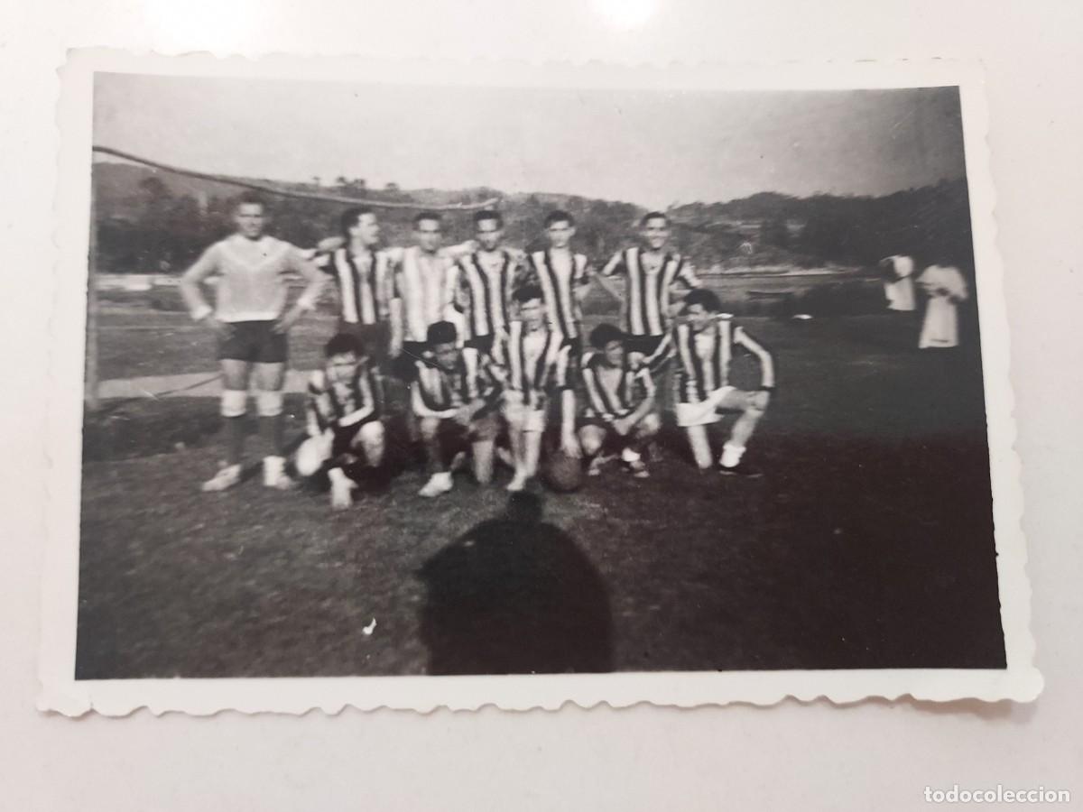 Alte Fotografie: Foto antiguo equipo de f&uacute;tbol &ndash; Camiseta a rayas &ndash; A&ntilde;os 50/60 9 X 6 CM &iquest;Poio, Herencia Ciudad Real?