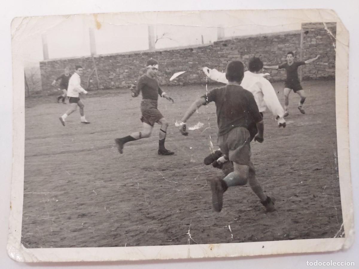 Fotografia antica: Foto f&uacute;tbol amateur a&ntilde;os 50-60 &ndash; Partido en campo de tierra. 10 X 7 CM
