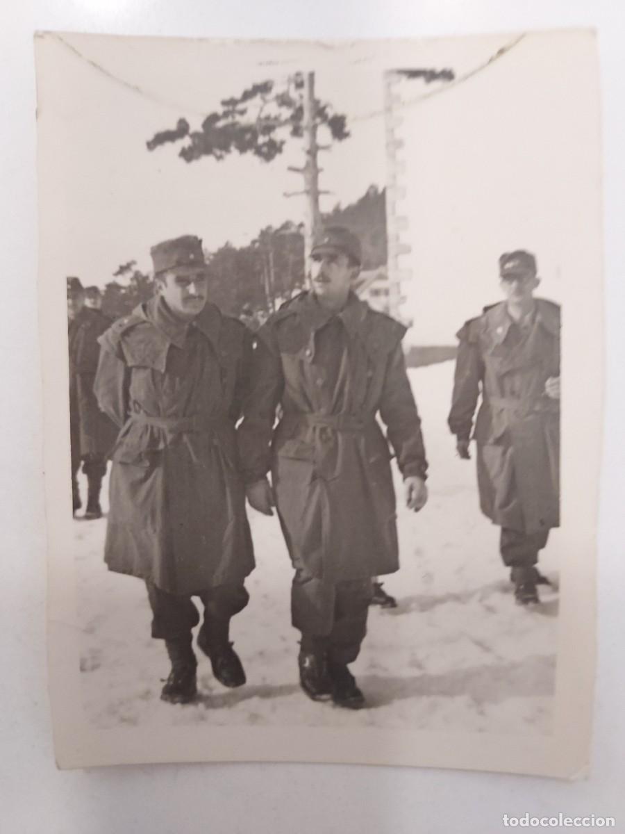 Fotografia antica: Fotograf&iacute;a Militar espa&ntilde;ol. Grupo militares cuartel nevado &ndash; A&ntilde;os 1940 1950. 8 X 6 CM