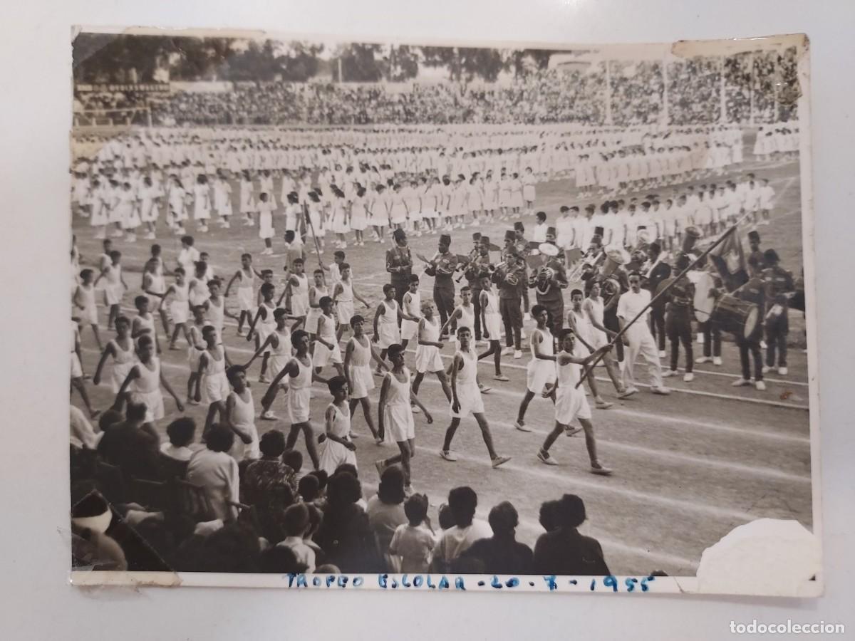Antique Photography: Fotograf&iacute;a Trofeo escolar en Tetu&aacute;n desfile estadio. 1955. Protectorado Espa&ntilde;ol. 11 X 8 CM