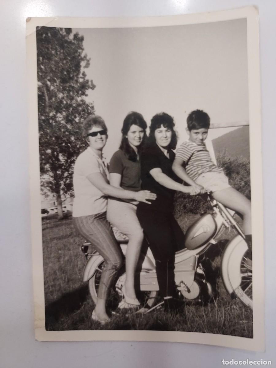 Alte Fotografie: Fotograf&iacute;a a&ntilde;o 1962 &ndash; Grupo de amigas en ciclomotor. 12,5 X 9 CM