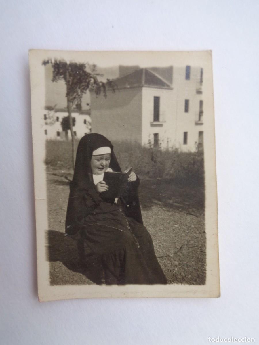 Fotograf&iacute;a antigua: PEQUE&Ntilde;A FOTO DE NI&Ntilde;A VESTIDA DE MONJA LEYENDO UN LIBRO. A&Ntilde;OS 40