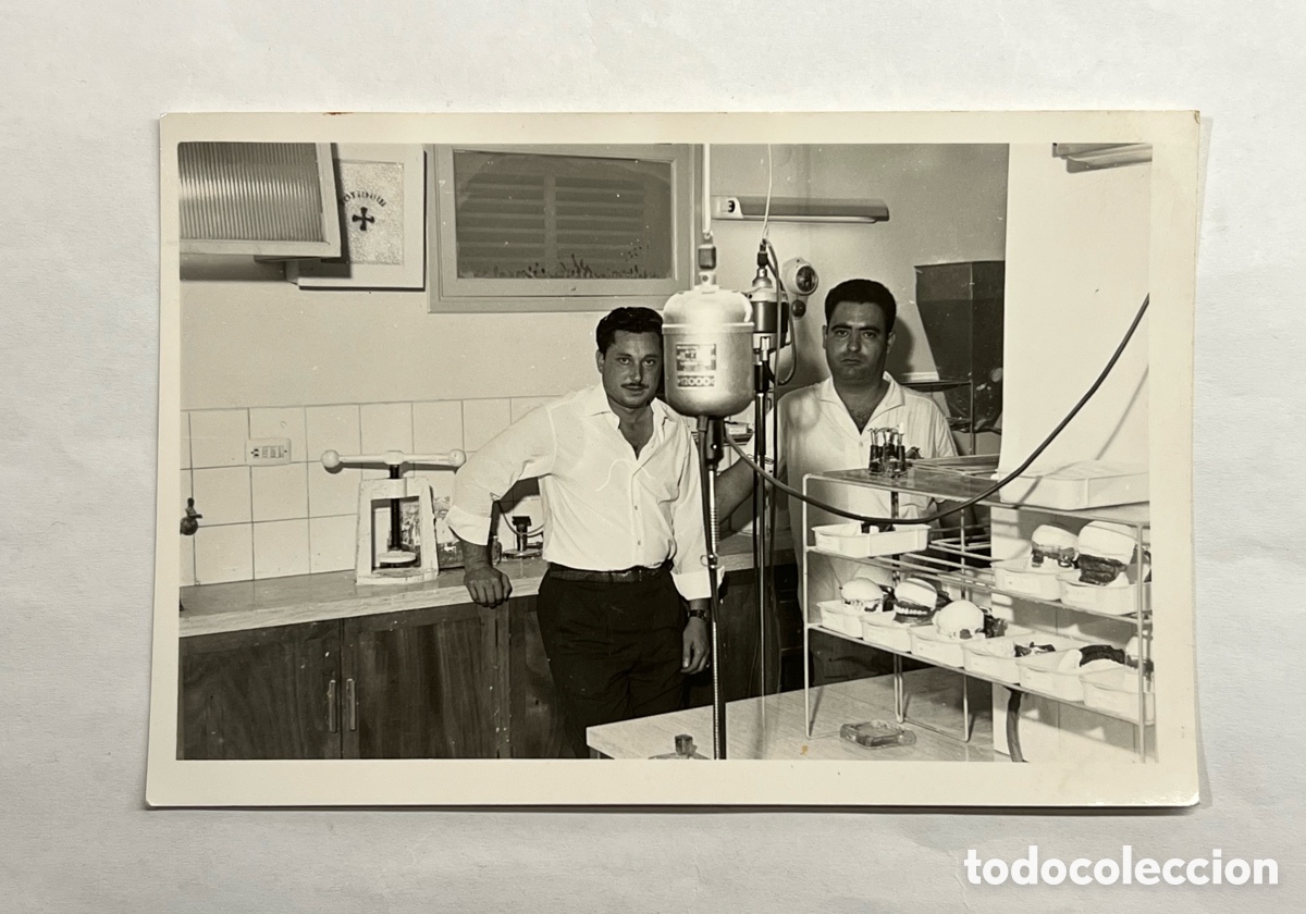 Fotograf&iacute;a antigua: OFICIOS. FOTOGRAF&Iacute;A EL DENTISTA y el Prot&eacute;sico dental en su taller. Muestrario dentaduras (h.1970?)