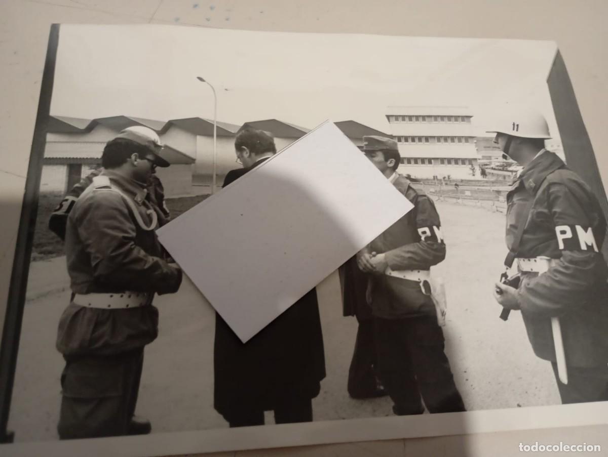 Fotograf&iacute;a antigua: FOTO CARVAJAL - GOLPE ESTADO 23-F CONTROL ACCESO POLICIA MILITAR ( 19 -2-1982) REF. UR MES 4 A