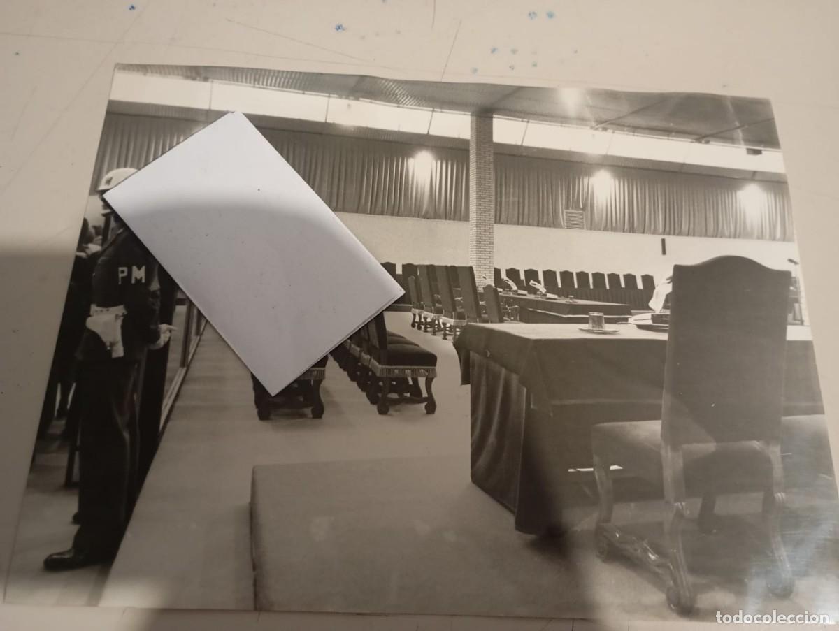 Fotografia antiga: FOTO CARVAJAL - GOLPE ESTADO 23-F VIGILANCIA SALA DEL JUICIO, VAC&Iacute;A ( 16 -2-1982) REF. UR MES 4 A