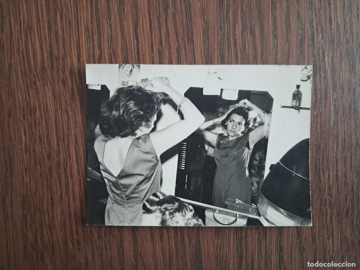 Fotograf&iacute;a antigua: fotograf&iacute;a antigua, mujer frente a un espejo, que se peina o retoca el pelo.