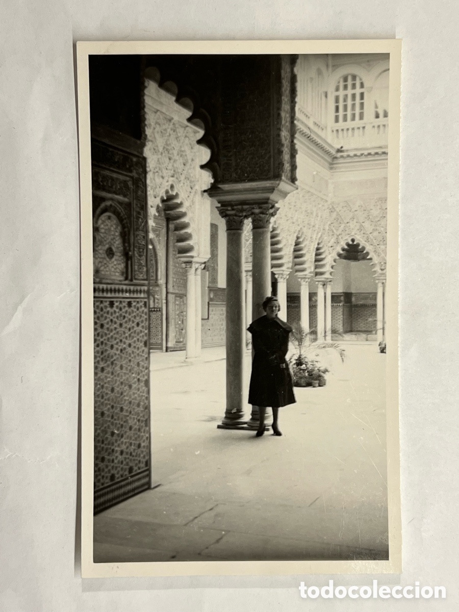 Fotograf&iacute;a antigua: GRANADA.. Tierra so&ntilde;ada por mi&hellip; En alg&uacute;n rinc&oacute;n. de la Hermosa Alhambra.. Fotograf&iacute;a (h.1950?)