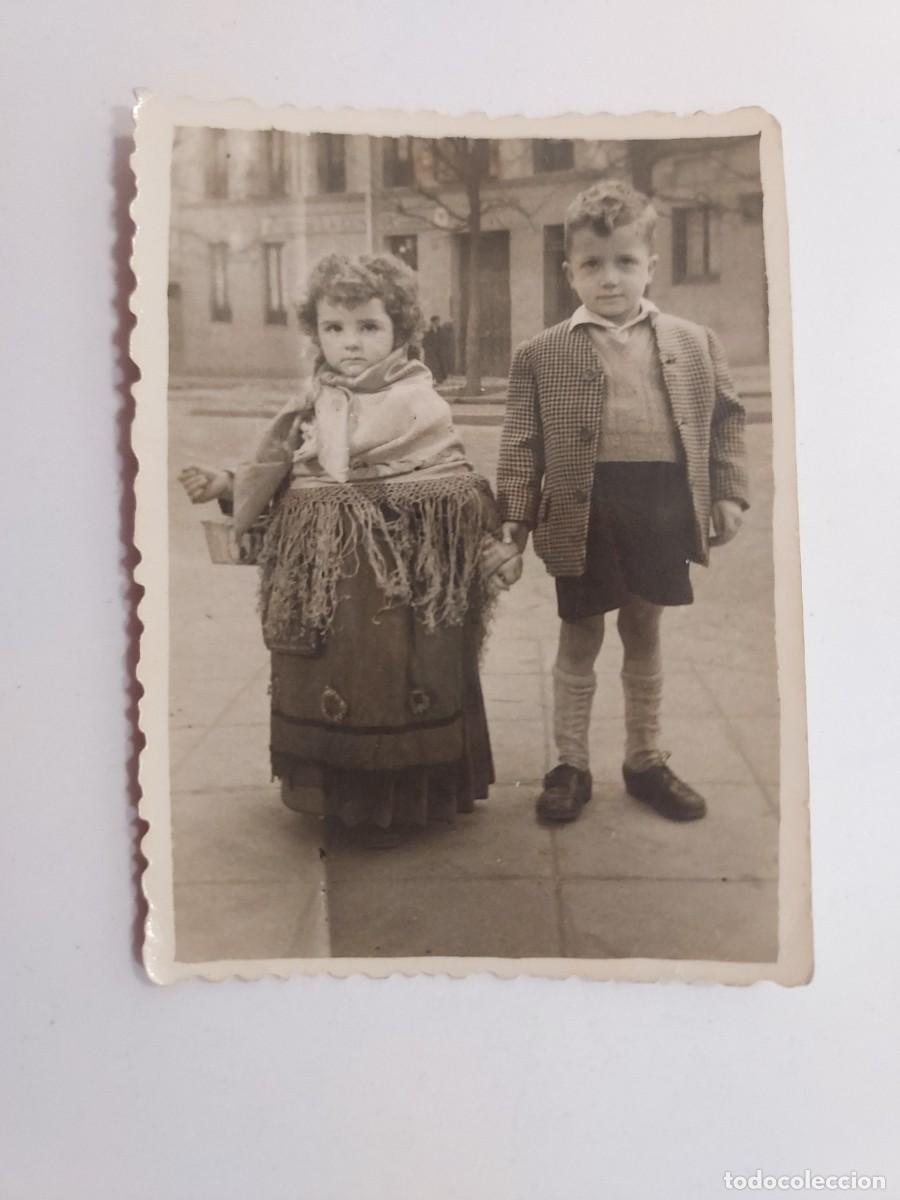 Fotografia antica: Fotograf&iacute;a 2 ni&ntilde;os en la calle. Foto Alfonso. A&ntilde;o 1950. 5 x 7,5 cm. (Minutero) (moda, costumbres)
