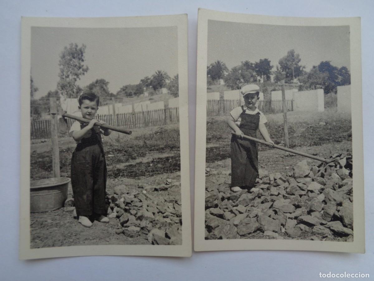 Alte Fotografie: LOTE DE 2 FOTO DE NI&Ntilde;O CON AZADON TRABAJANDO EN EL CAMPO