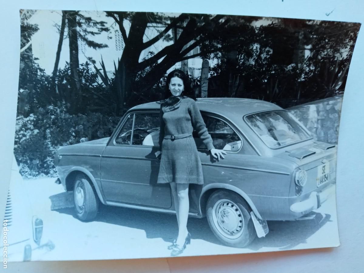 Fotograf&iacute;a antigua: FOTO DE MUJER Y COCHE DE EPOCA SEAT MATRICULA DE SEVILLA