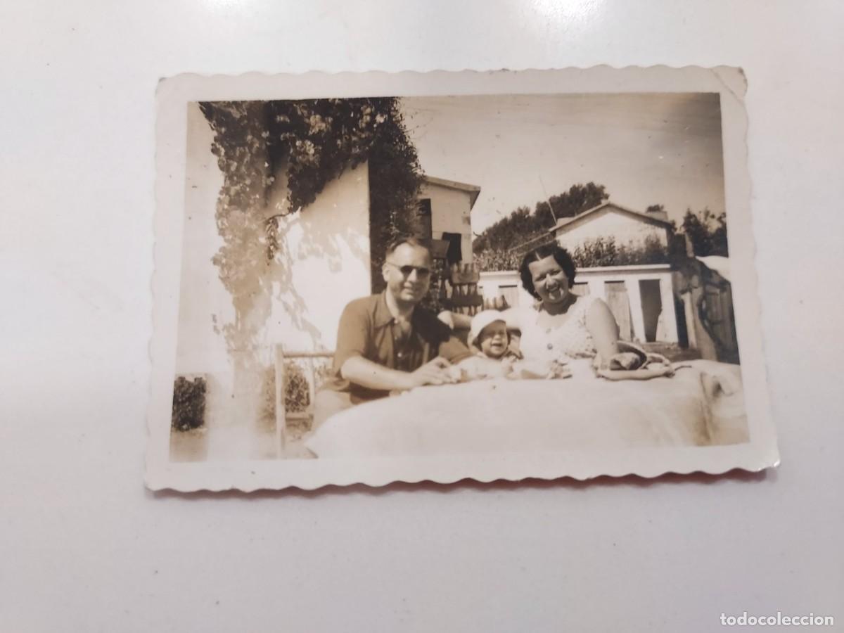 Fotografia antica: Foto peque&ntilde;a. Familia en Coru&ntilde;a, a&ntilde;o 1943, julio. 6,5 x 4 cm