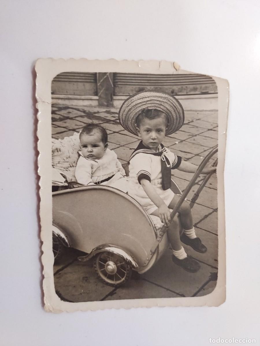 Antique Photography: Foto peque&ntilde;a. Ni&ntilde;os en cochecito de beb&eacute; y vestido de marinero. A&ntilde;o 1948. 6 x 8 cm