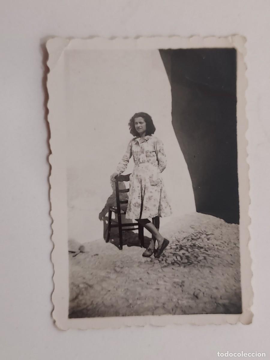 Antique Photography: Foto peque&ntilde;a Retrato Mujer con silla. Estudios Flores, Alc&aacute;zar de San Juan. Ca. 1940-50. 4 x 6 cm
