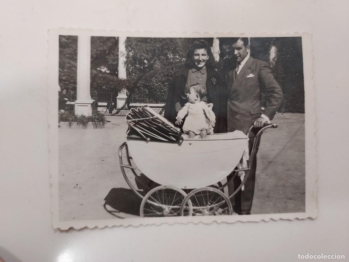 Antique Photography: Foto familia padres con ni&ntilde;o en carrito de beb&eacute;. Circa 1940-1950. Castell&oacute;n. 8,5 x 6 cm