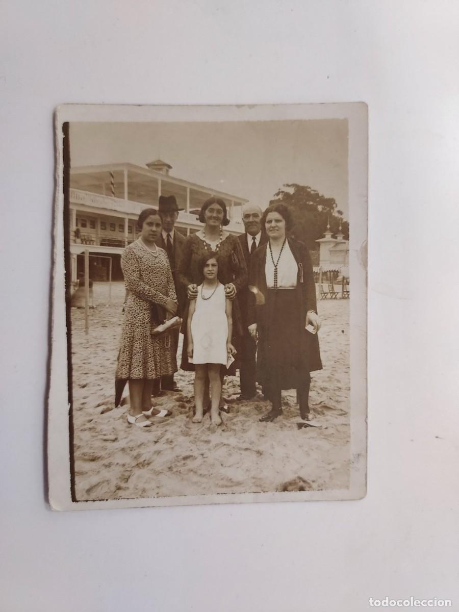 Antique Photography: Fotograf&iacute;a antigua grupo personas en playa, edificio madera &iquest;balneario?. Circa 1910. 9 x 6,5 cm