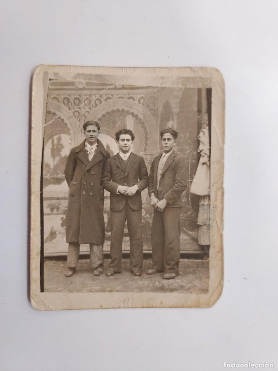 Antique Photography: Fotograf&iacute;a antigua retrato estudio 3 amigos con fondo arabesco. Circa 1910-1920. 7 x 8,5 cm