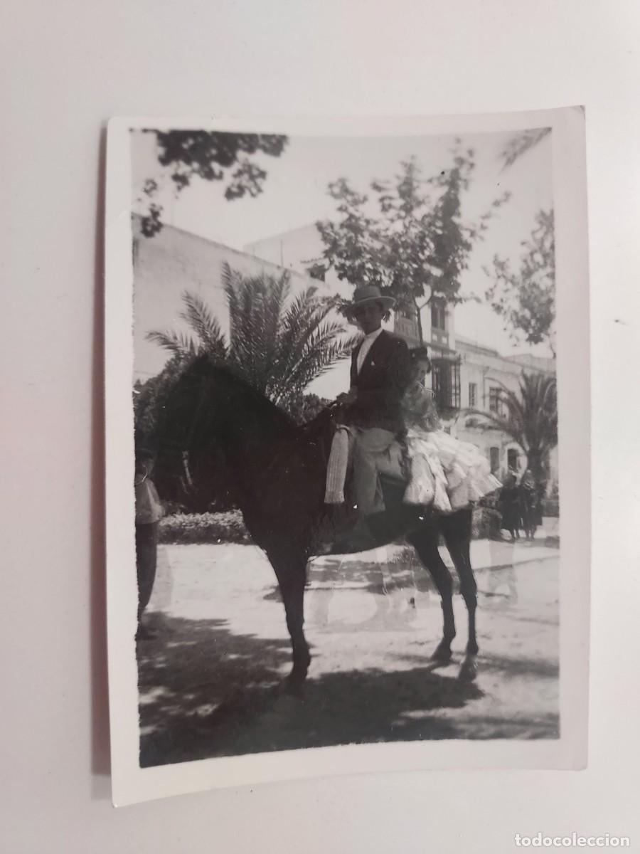 Antique Photography: Fotograf&iacute;a antigua. Feria 1942 (probablemente C&oacute;rdoba) traje campero, ni&ntilde;a caballo. 1942. 6 x 8,5 cm
