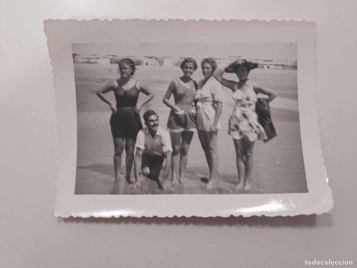 Fotograf&iacute;a antigua: Foto grupo mujeres en la playa &iquest;Punta Umbr&iacute;a (Huelva). Circa 1950. 10 x 7 cm