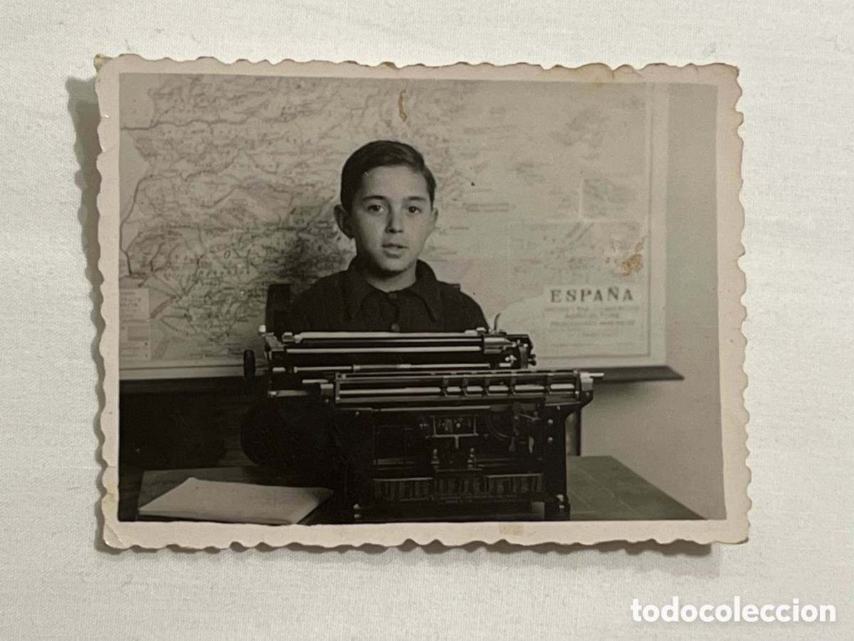 Fotograf&iacute;a antigua: M&Aacute;QUINAS DE ESCRIBIR&hellip; Fotograf&iacute;a el aprendiz de Mecanograf&iacute;a. Llanes fot&oacute;grafo, Madrid (h.1960?)