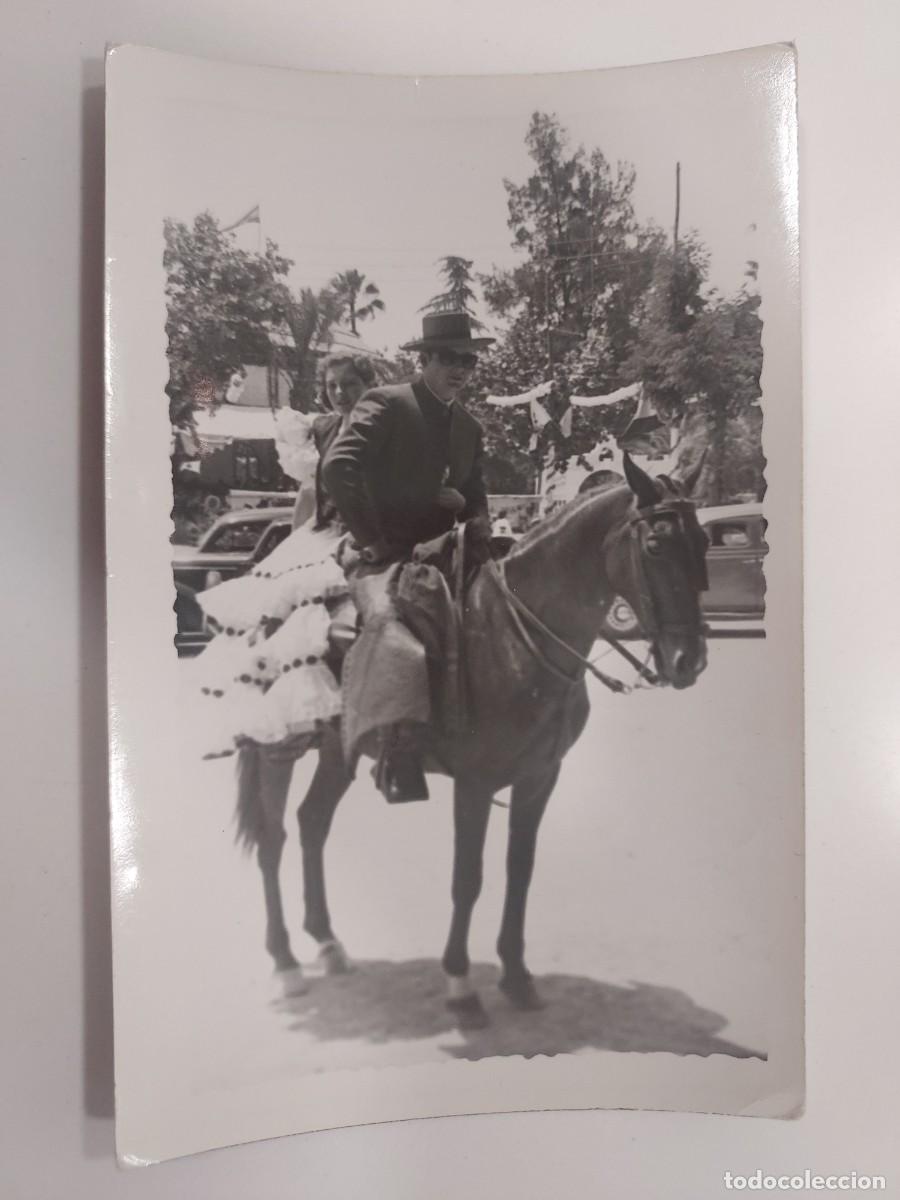 Alte Fotografie: Foto Feria de Mayo C&oacute;rdoba A&ntilde;o 1952. Jinete a caballo y dama con vestido flamenco gitana. 14 x 9 cm