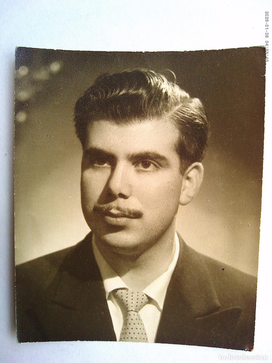 Alte Fotografie: BONITA FOTO DE ESTUDIO DE JOVEN ELEGANTE CON BIGOTITO , 1956 . DE BONI , SEVILLA