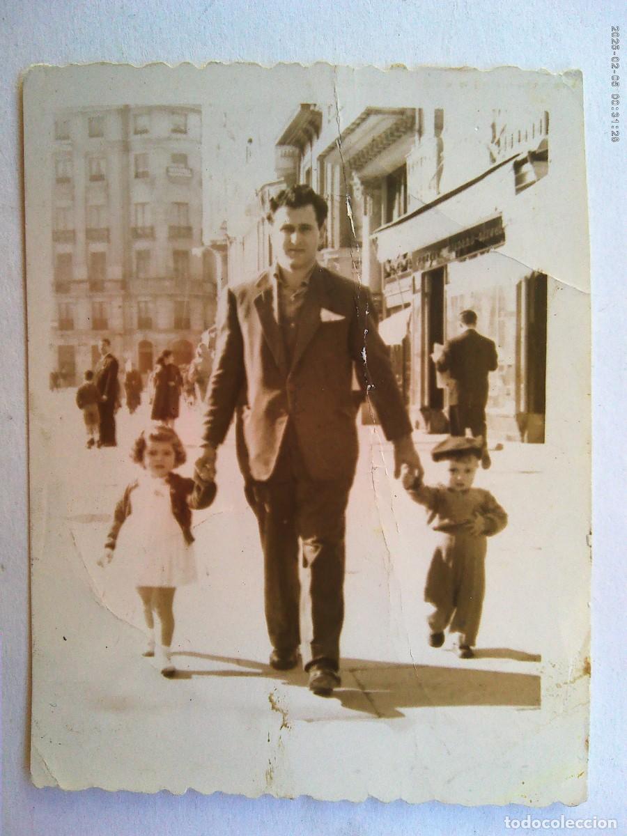Fotografia antiga: MINUTERO DE FOTOGRAFO CALLEJERO DE SE&Ntilde;OR CON NI&Ntilde;OS PASEANDO , 1953
