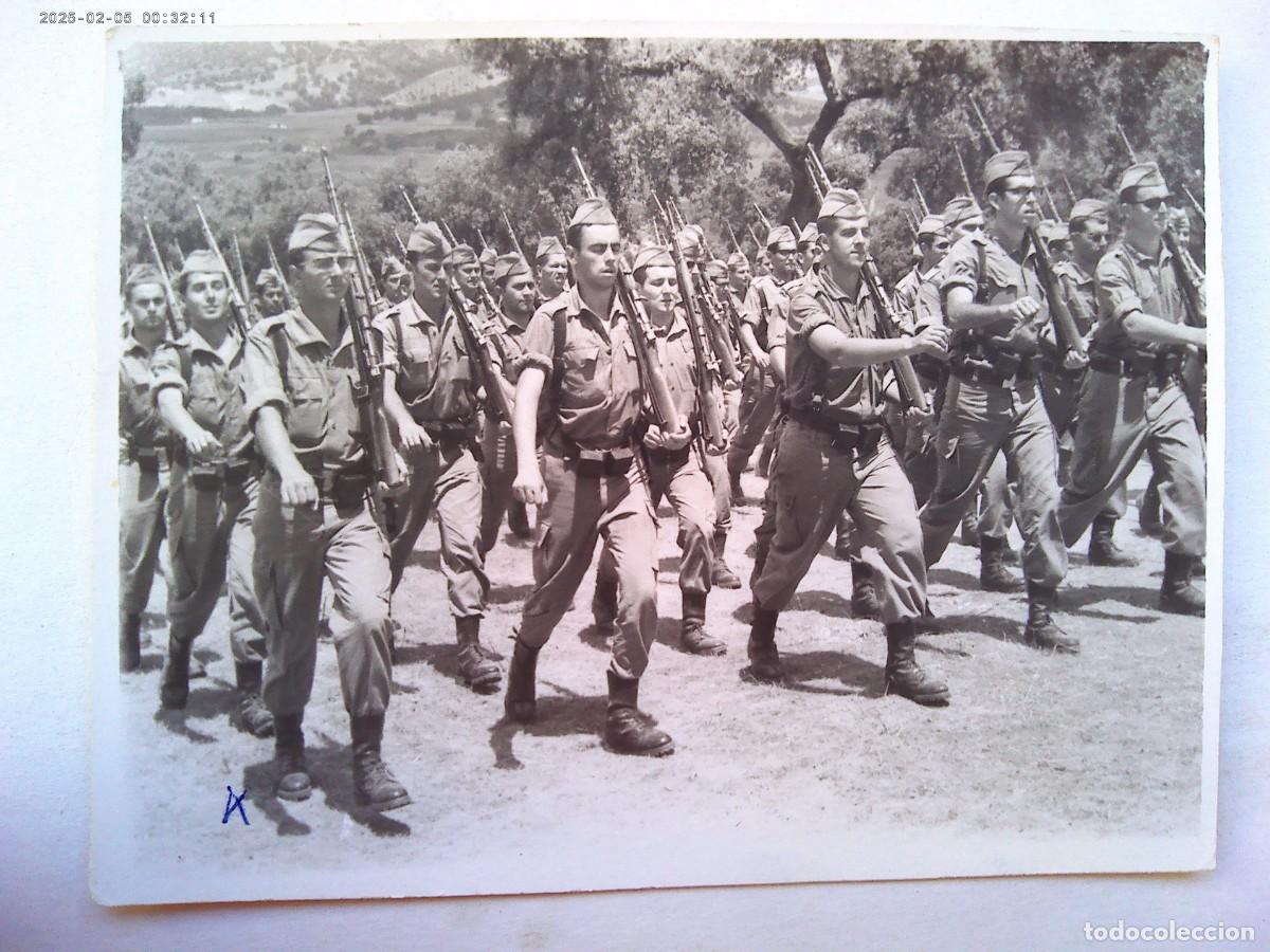 Fotografia antica: FOTO DE MILITARES HACIENDO LA INSTRUCCION EN UN CAMPO DE ENCINAS. SEVILLA , 1969