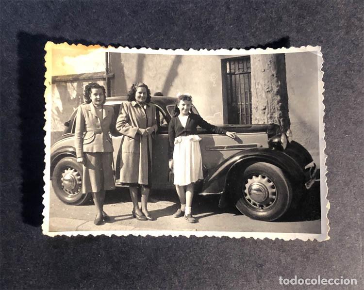 Photographie ancienne: ANTIGUA FOTOGRAF&Iacute;A SE&Ntilde;ORITAS DELANTE DE AUTOM&Oacute;VIL