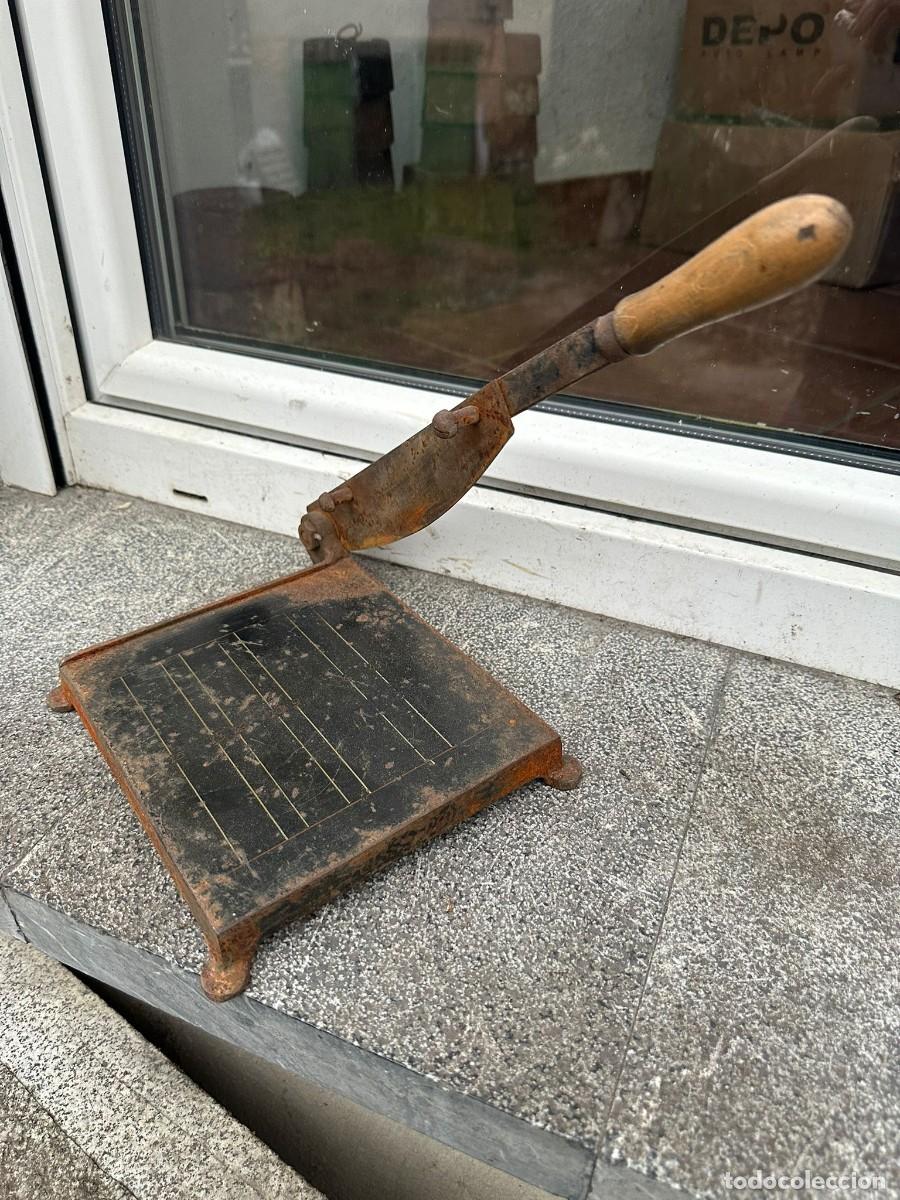 Fotograf&iacute;a antigua: Guillotina met&aacute;lica para fotograf&iacute;as