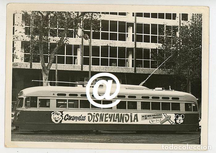Fotograf&iacute;a antigua: FOTO BARCELONA TRANVIA PUBLICIDAD CARAMELOS DISNEYLANDIA