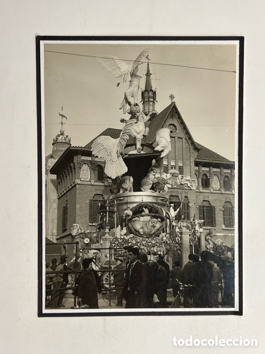 Fotograf&iacute;a antigua: FALLAS, Valencia Falla PLAZA MERCADO CENTRAL. Callejeando la ciudad (a.1964) Med&iacute;das: 10 x 13,5
