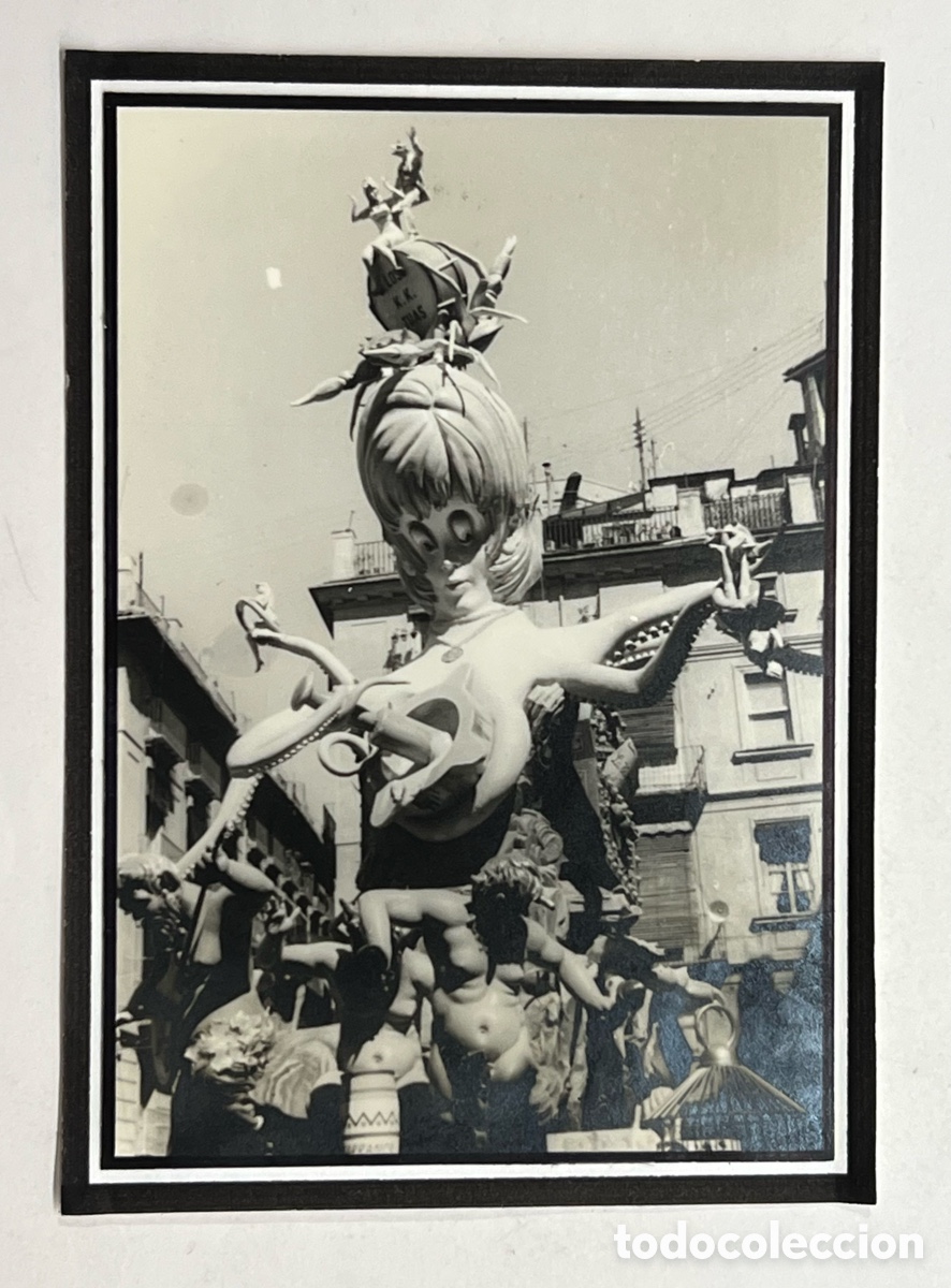Fotograf&iacute;a antigua: FALLAS Valencia. Falla NA JORDANA ? Callejeando la ciudad.. (h.1965?) Med&iacute;das: 10 x 7 cm
