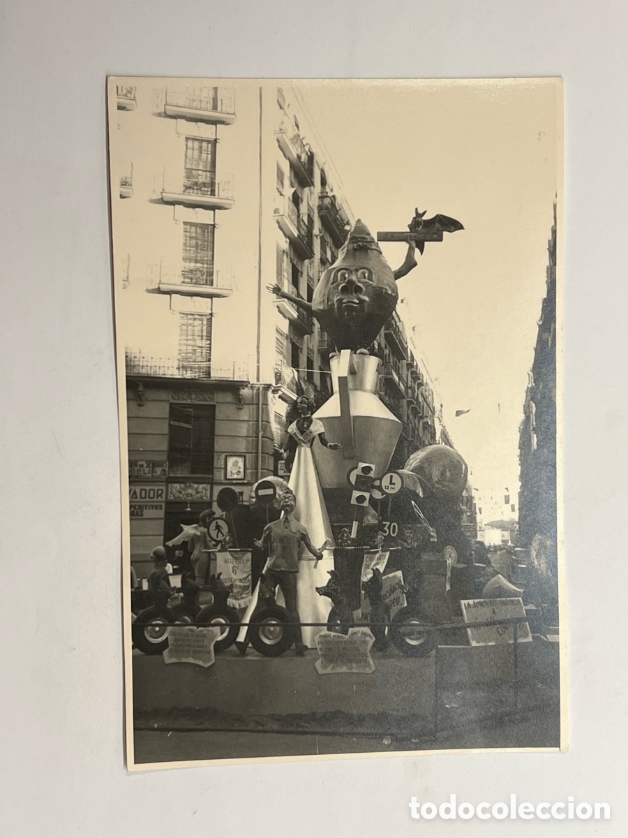 Fotograf&iacute;a antigua: FALLAS VALENCIA. Fotograf&iacute;a Callejeando la Ciudad Falla por identificar? (h.1965?) Med&iacute;das: 12 x 18