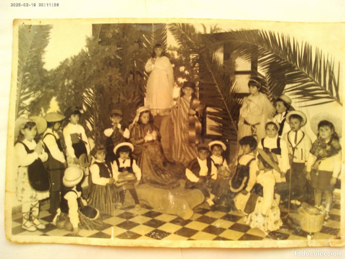 Fotografia antiga: FOTO DE UN BELEN VIVIENTE , REPRESENTACION DEL NACIMIENTO POR NI&Ntilde;OS, ESCUELA..... 12 X 18 CM