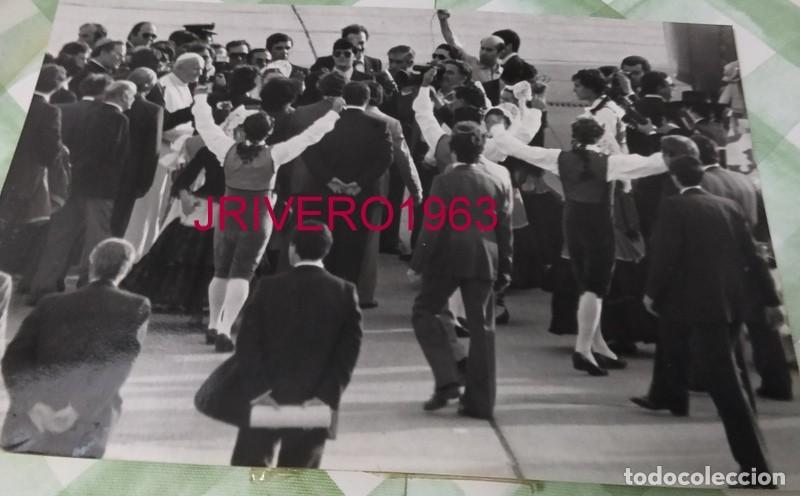 Fotograf&iacute;a antigua: 1982, LLEGADA DEL PAPA JUAN PABLO II A SEVILLA, 178X124MM