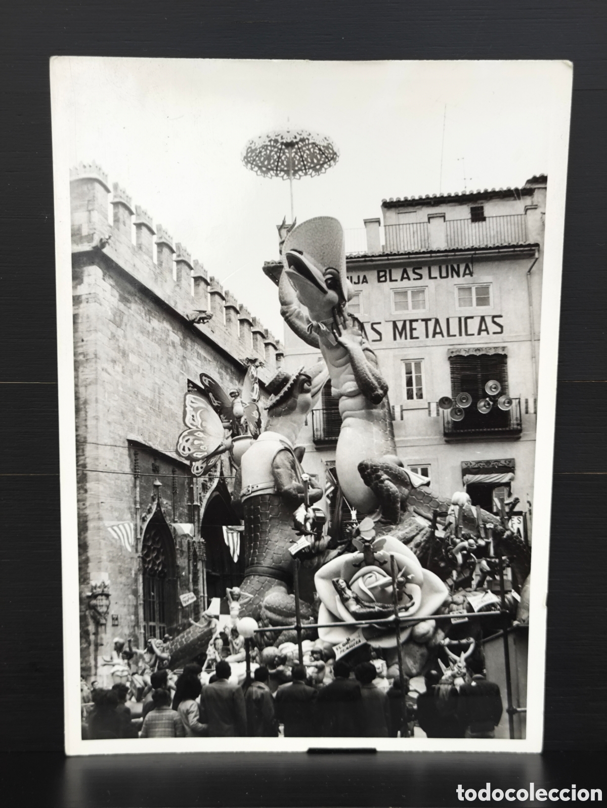 Fotograf&iacute;a antigua: Falla Plaza del Doctor Collado 1969 La primavera Artista Salvador Deb&oacute;n Ganadora del Premio Especial