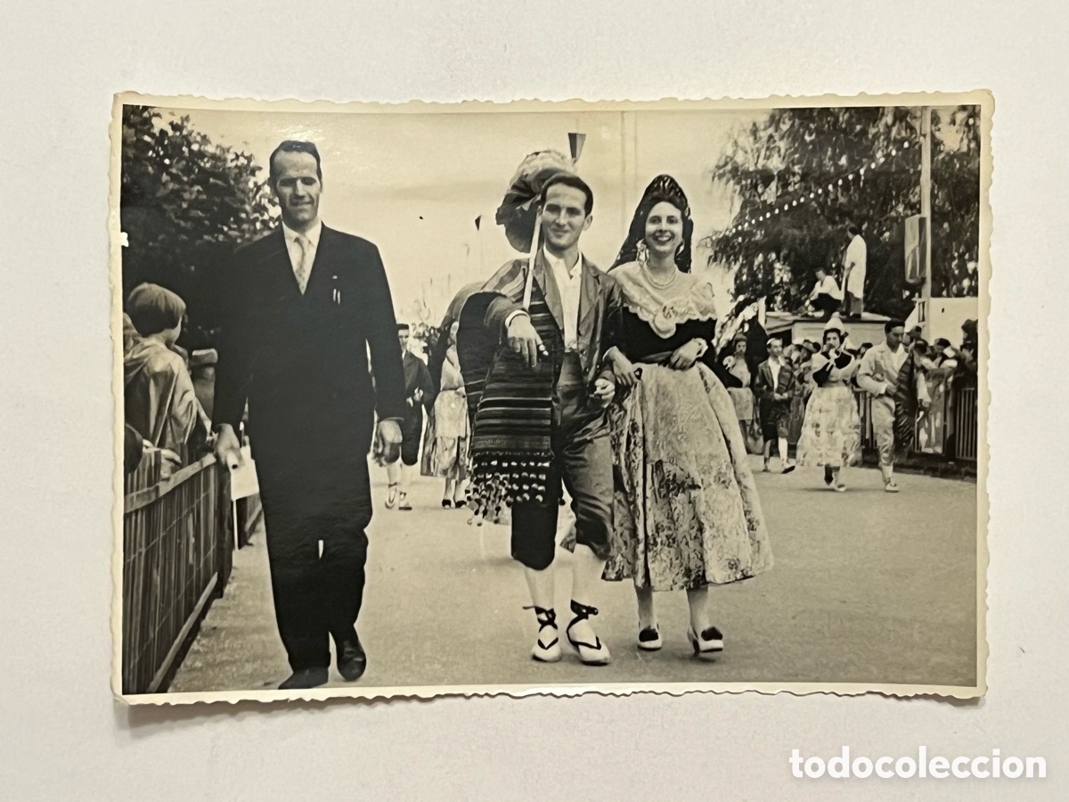 Fotograf&iacute;a antigua: FALLAS Y Falleras.. Fotograf&iacute;a la Alegr&iacute;a Fallera de un pasacalles fallero.. (h.1960?)