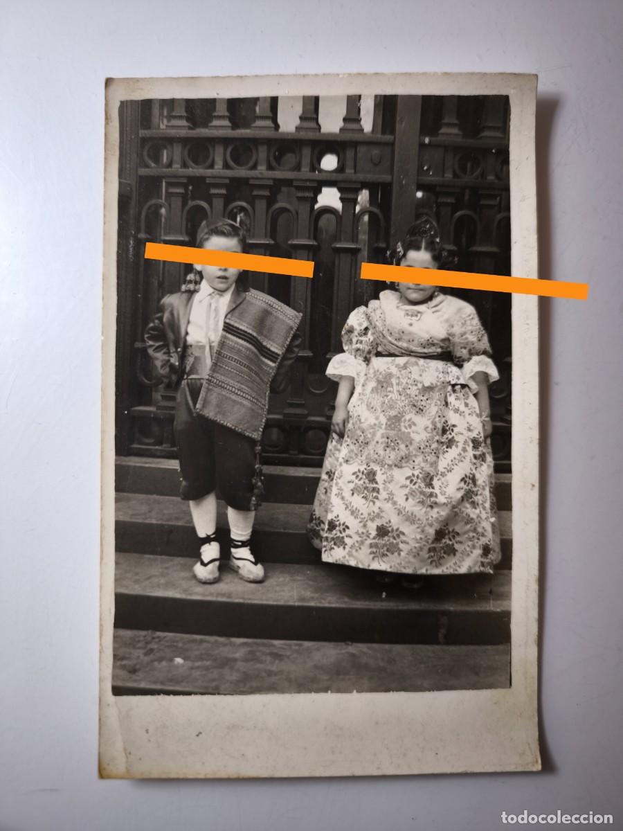Fotograf&iacute;a antigua: Antigua fotograf&iacute;a. Fallero y fallera. Valencia. A&ntilde;os 50.