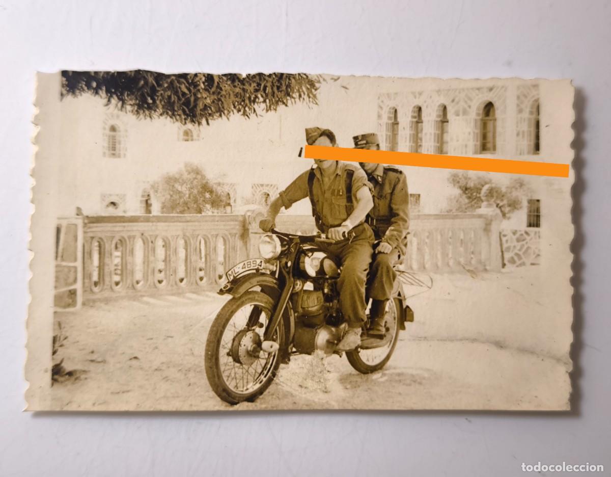 Fotograf&iacute;a antigua: Antigua fotograf&iacute;a Militar. Moto motocicleta. Matr&iacute;cula de Melilla. A&ntilde;os 50.