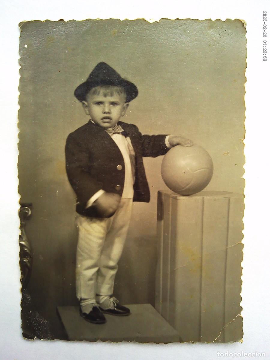 Alte Fotografie: PRECIOSA FOTO DE ESTUDIO DE NI&Ntilde;O CON PAJARITA , SOMBRERO Y PELOTA