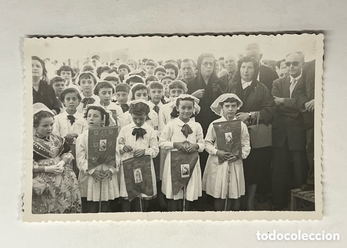 Fotograf&iacute;a antigua: ALACUAS, Valencia. Grupo de Ni&ntilde;as con Estandartes devocionales al Sagrado Coraz&oacute;n (h.1950?)