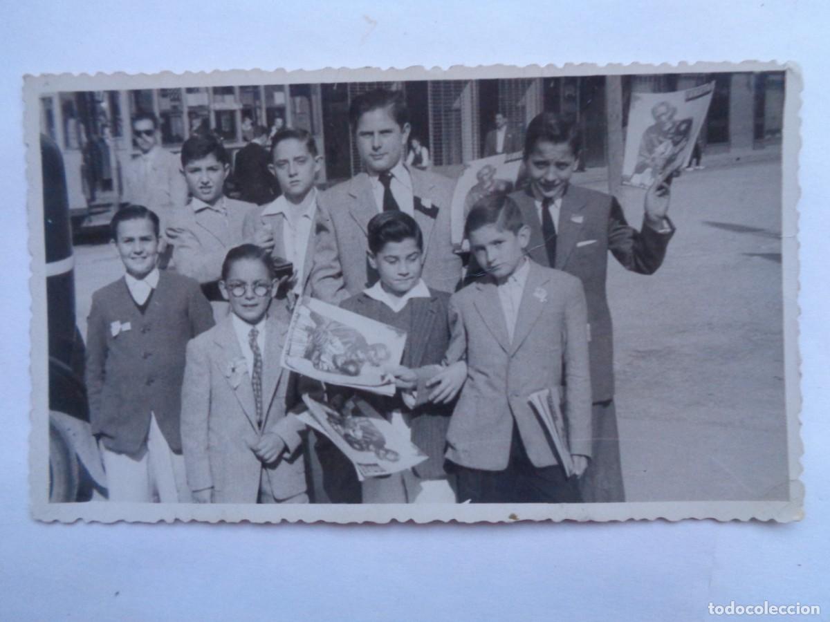 Fotografia antica: FOTO DE NI&Ntilde;OS ELEGANTES CON REVISTAS , 1947 . DE FOTO MARQUEZ