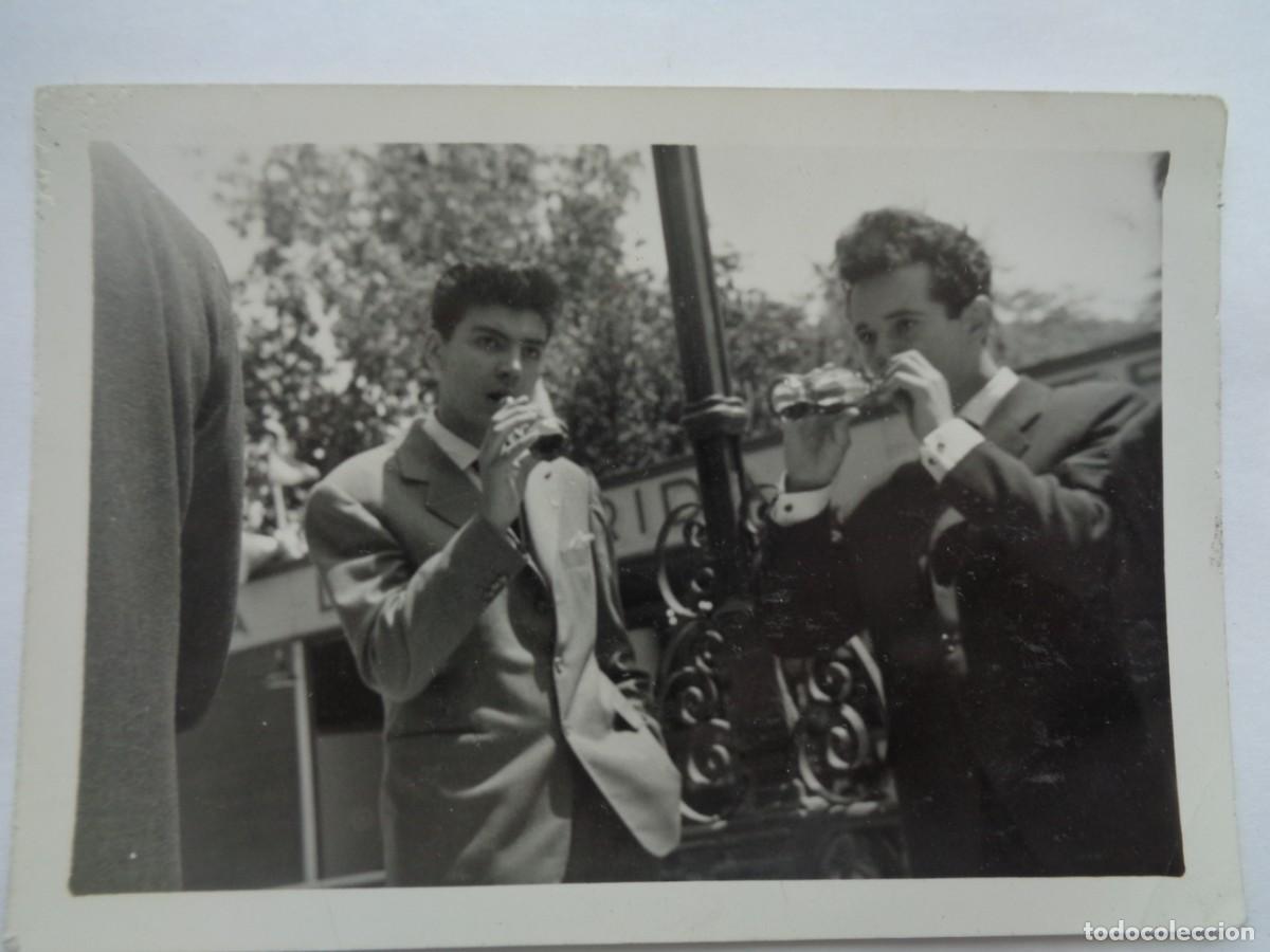 Fotograf&iacute;a antigua: FOTO DE JOVENES BEBIENDO COCA-COLA