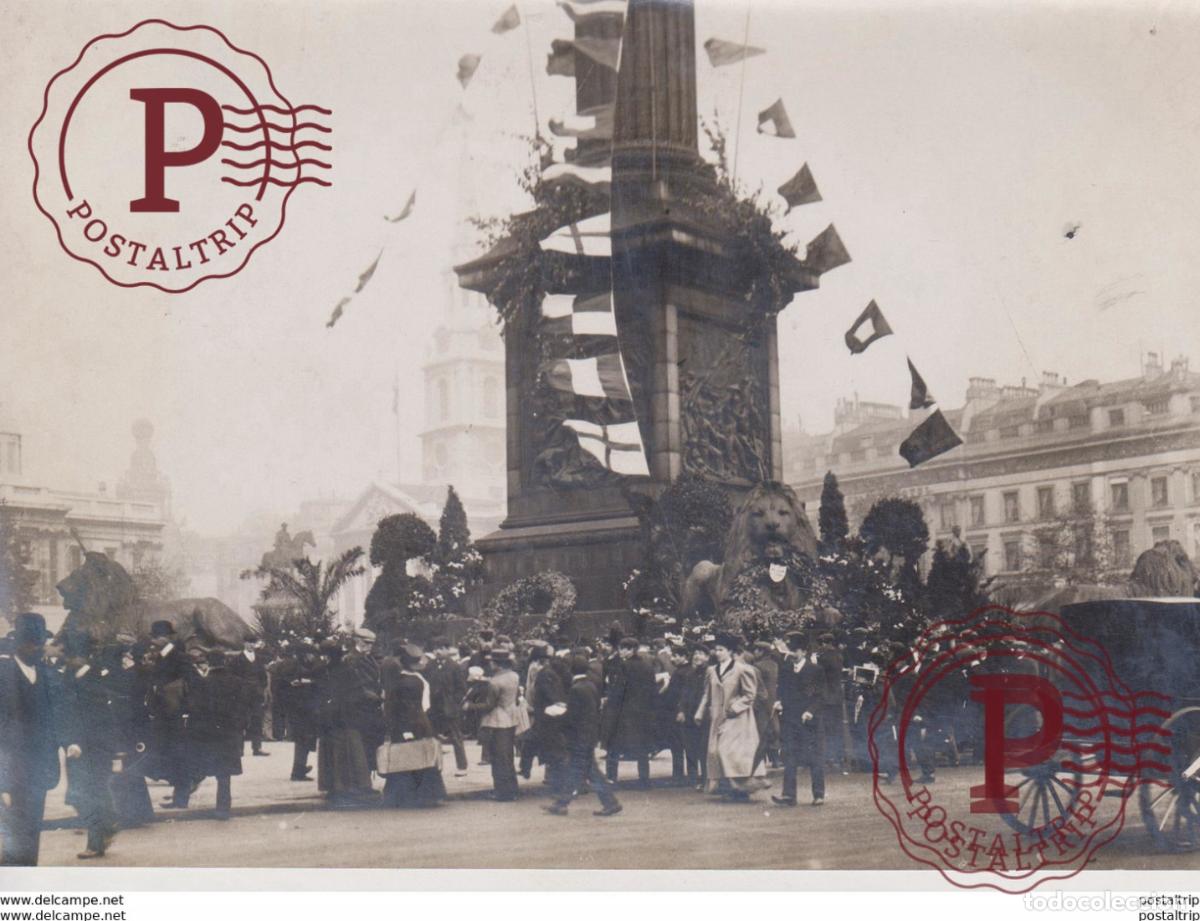 Fotografia antica: LONDON LONDRES Trafalgar Square is a public square in the City of Westminster ANNUAL C Fonds Victo