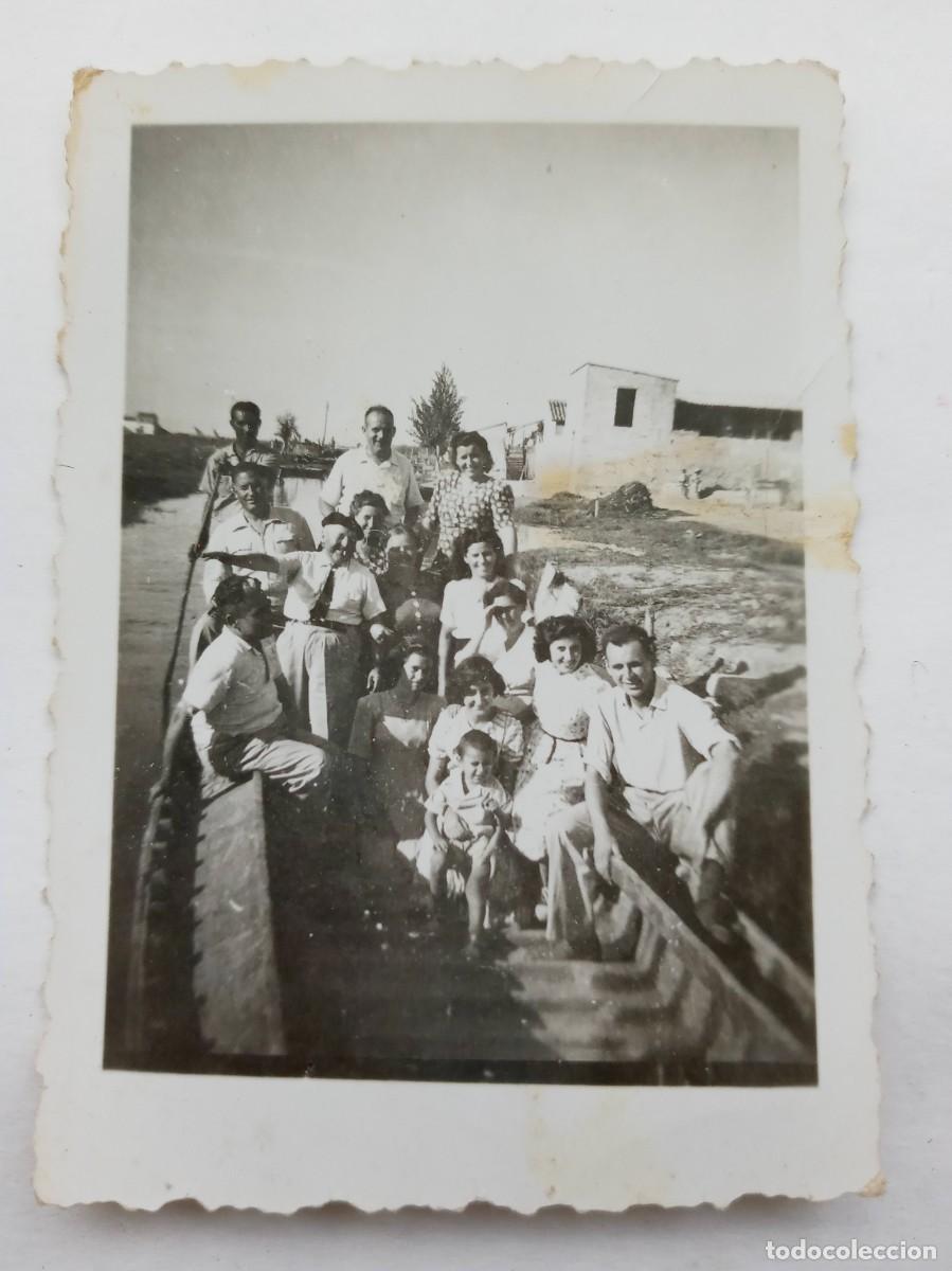 Fotograf&iacute;a antigua: FOTO DE GENTE EN UNA BARCA EN LA ALBUFERA DE VALENCIA , A&Ntilde;OS 40