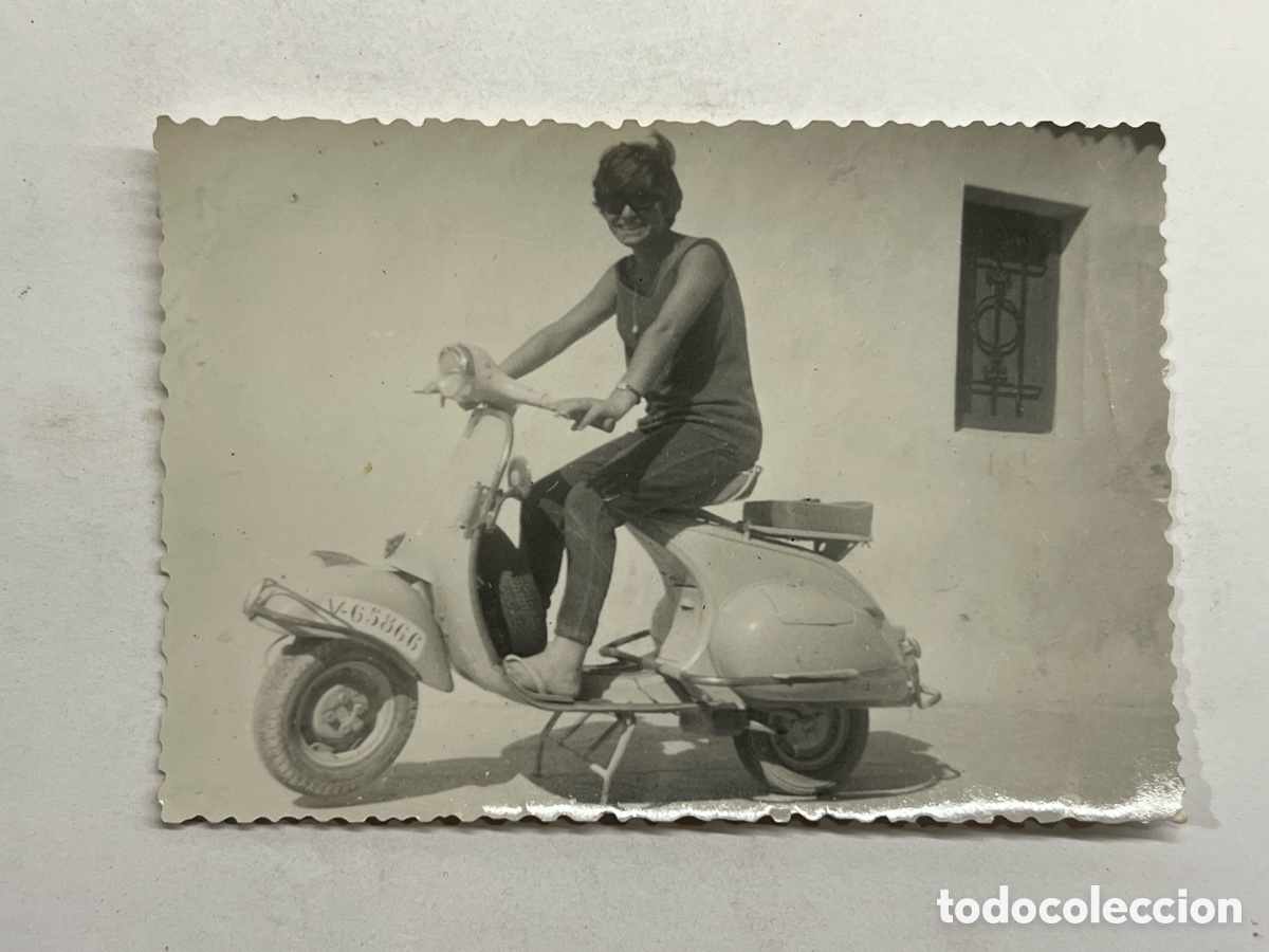 Fotograf&iacute;a antigua: MOTOS Y VESPA&hellip;, Valencia, sonriente joven&hellip;. (h.1970?)