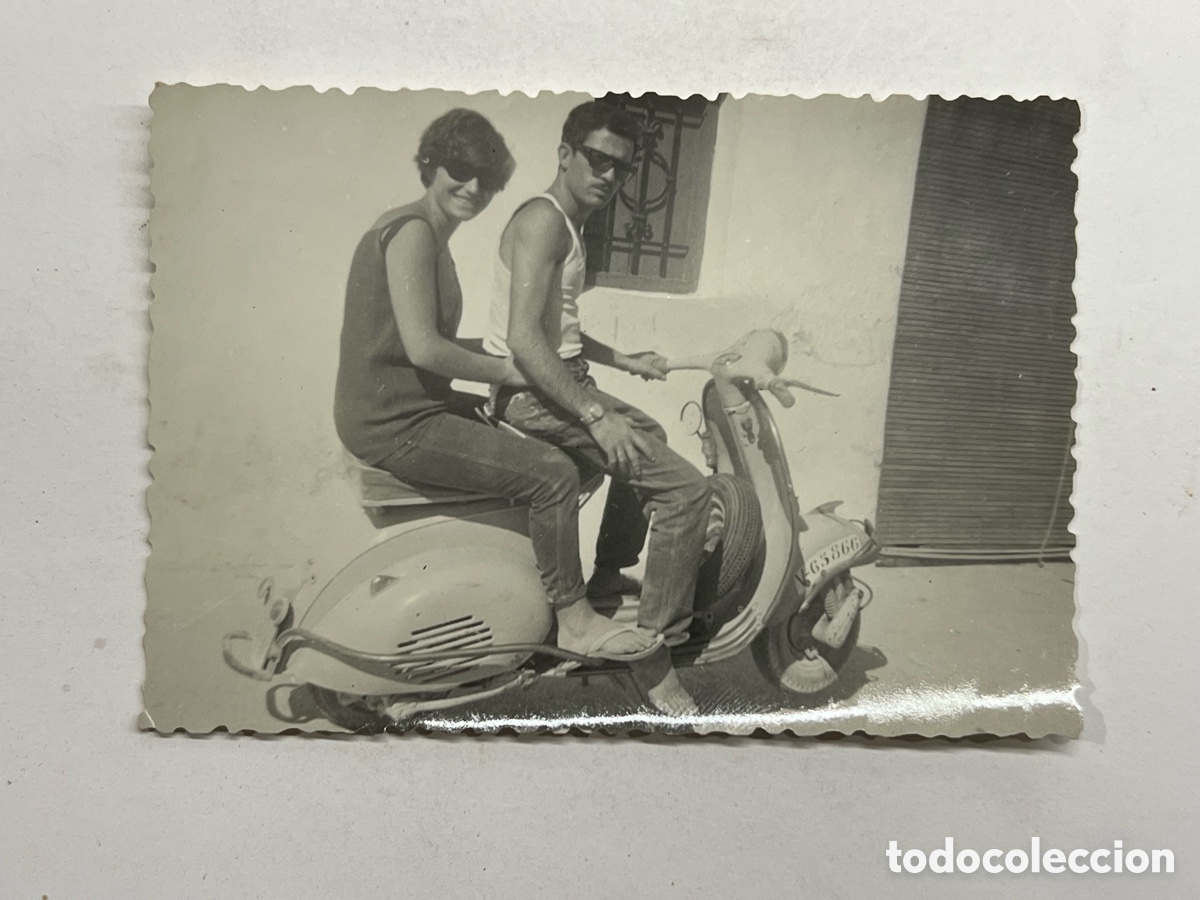 Fotograf&iacute;a antigua: MOTOS Y VESPA&hellip;, Valencia, j&oacute;venes sonrientes&hellip;. (h.1970?)