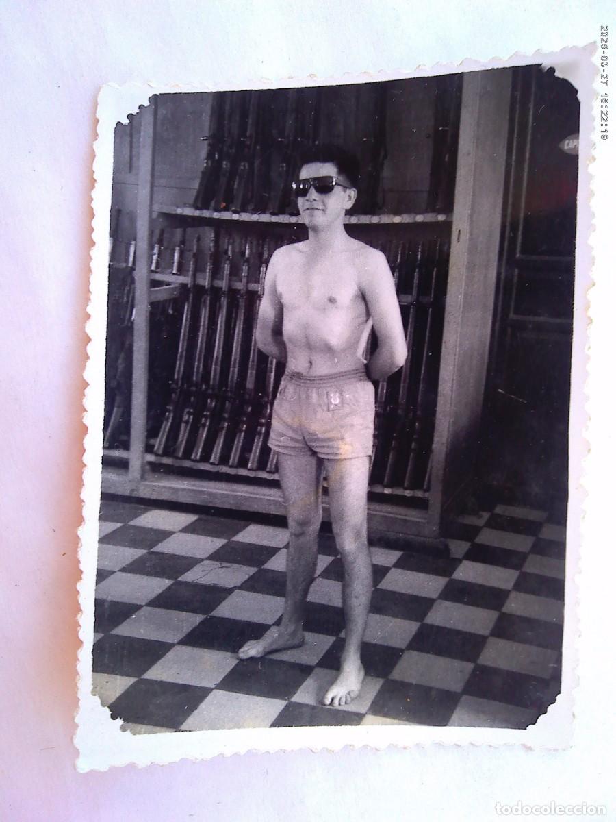 Fotografia antiga: FOTO DE MILITAR DE REGULARES EN BA&Ntilde;ADOR EN EL CUARTO DE ARMAS. CEUTA , 1961
