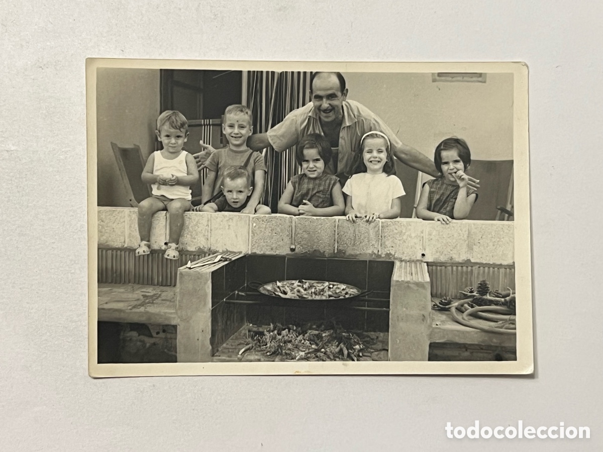 Photographie ancienne: VALENCIA. Fotograf&iacute;a el abuelo que disfruta preparando la Paella para sus 6 Nietos (h.1960?)